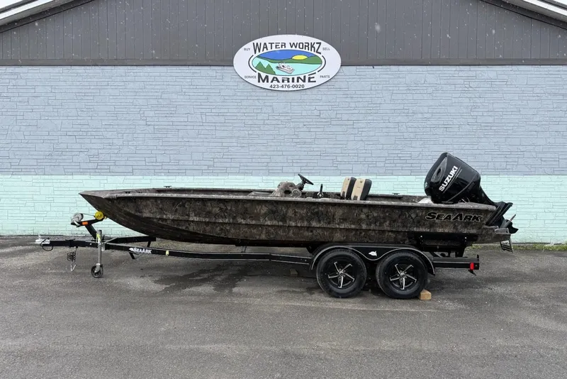 The Image of 2026 SeaArk Phantom 20XV boat in front of marine shop. - 1