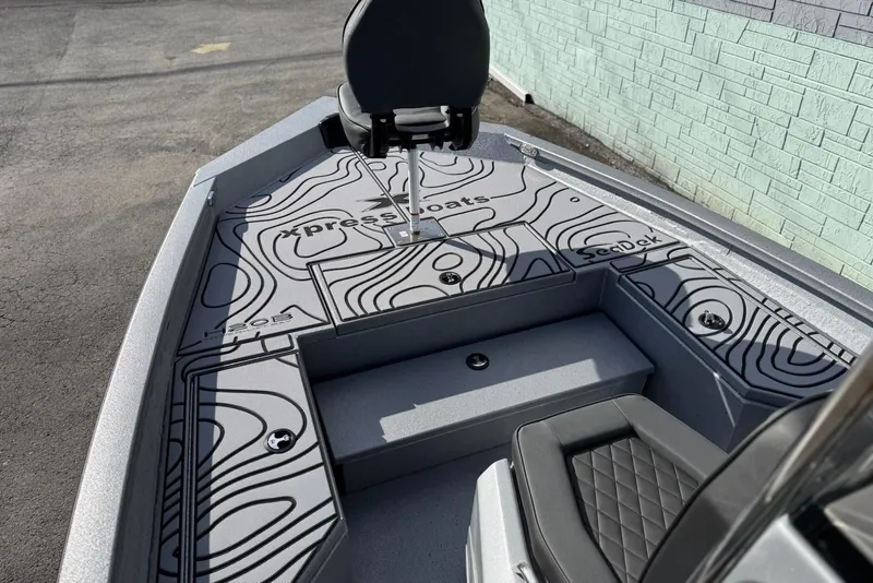 Slide: The Image of Xpress H20B Bay 2026 boat with SeaDek flooring. - 10