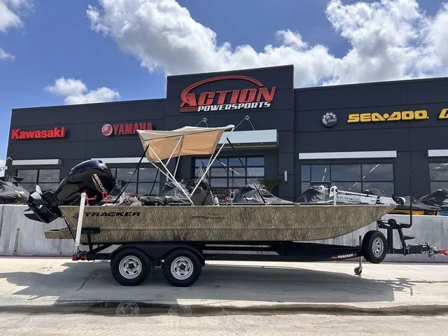 The Image of Tracker Grizzly 2072 CC 2021 - 1