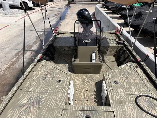 Slide: The Image of Tracker Grizzly 2072 CC 2021 - 10