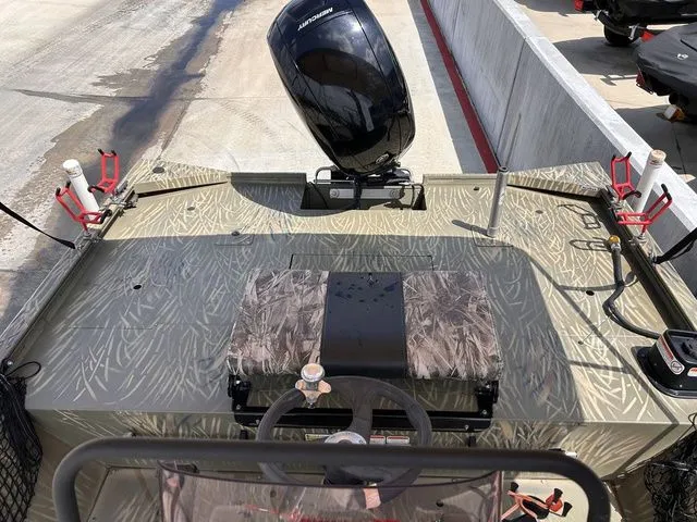 Slide: The Image of Tracker Grizzly 2072 CC 2021 - 11