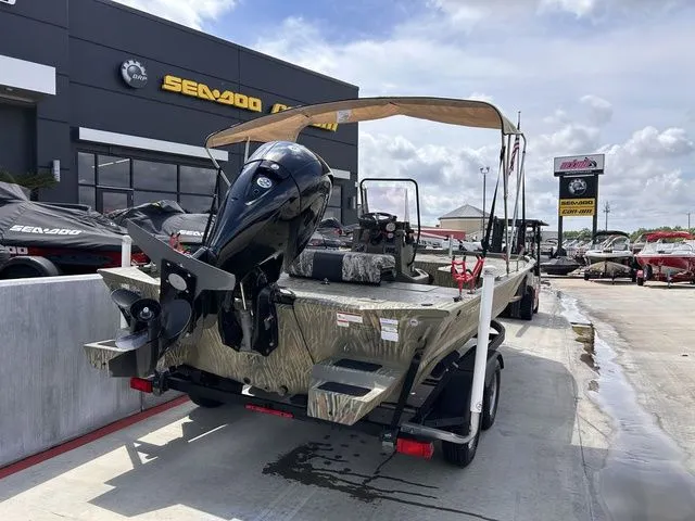 Slide: The Image of Tracker Grizzly 2072 CC 2021 - 4