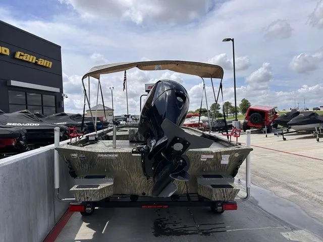 Slide: The Image of Tracker Grizzly 2072 CC 2021 - 5