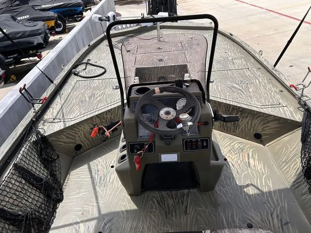 Slide: The Image of Tracker Grizzly 2072 CC 2021 - 6