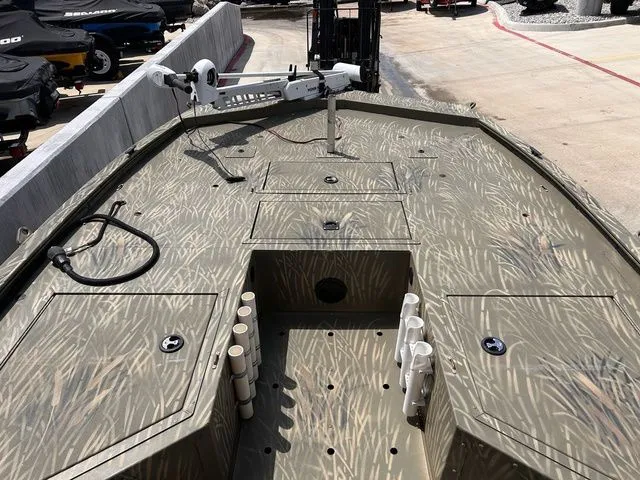 Slide: The Image of Tracker Grizzly 2072 CC 2021 - 7