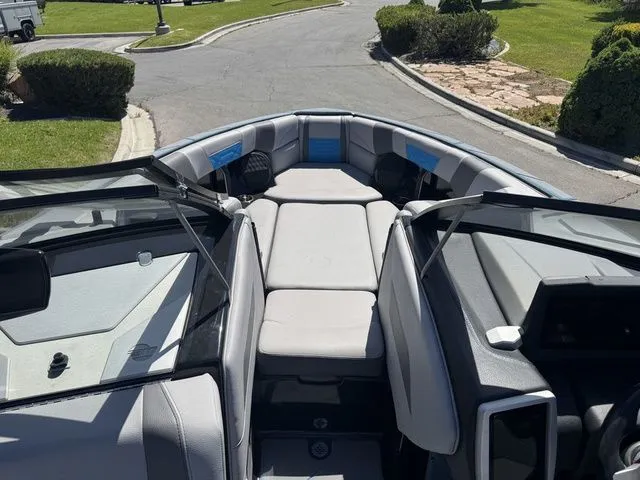 Slide: The Image of Malibu Wakesetter 25 LSV 2022 - 10
