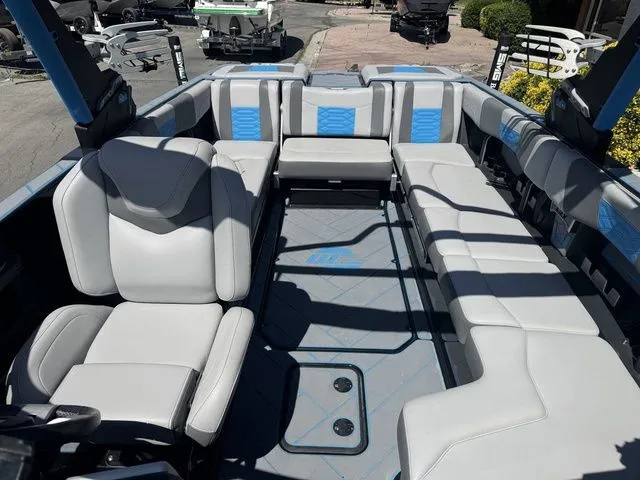 Slide: The Image of Malibu Wakesetter 25 LSV 2022 - 11