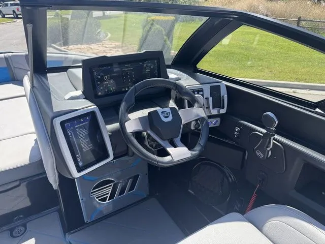 Slide: The Image of Malibu Wakesetter 25 LSV 2022 - 13