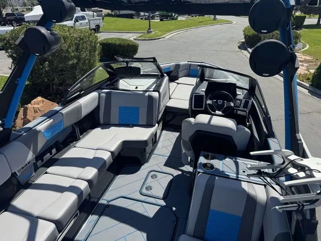 Slide: The Image of Malibu Wakesetter 25 LSV 2022 - 8