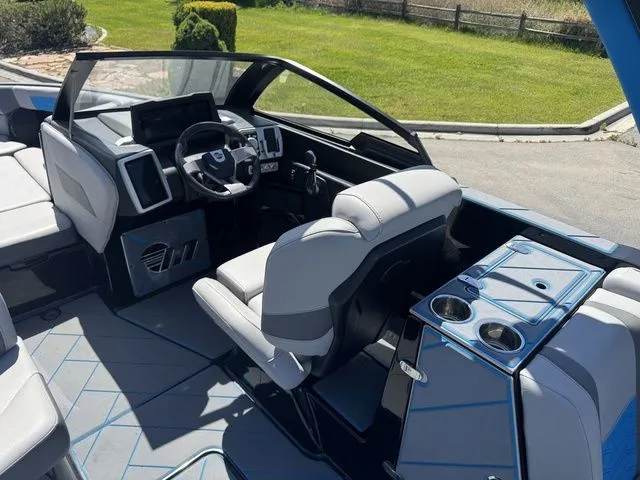 Slide: The Image of Malibu Wakesetter 25 LSV 2022 - 9
