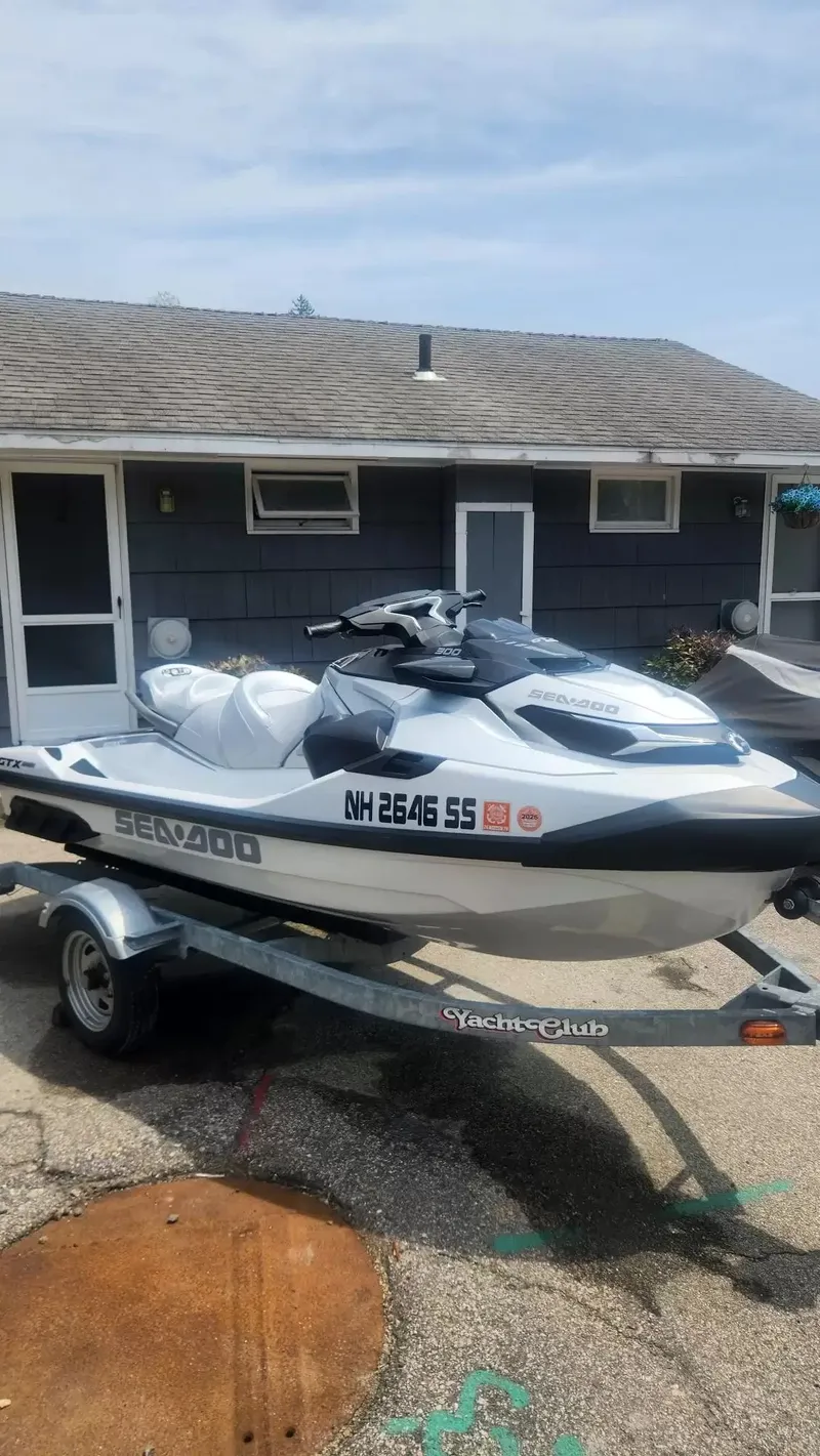 Slide: The Image of Sea-Doo GTX LTD 300 SS 2024 - 3