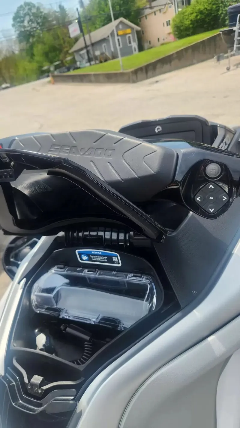 Slide: The Image of Sea-Doo GTX LTD 300 SS 2024 - 5