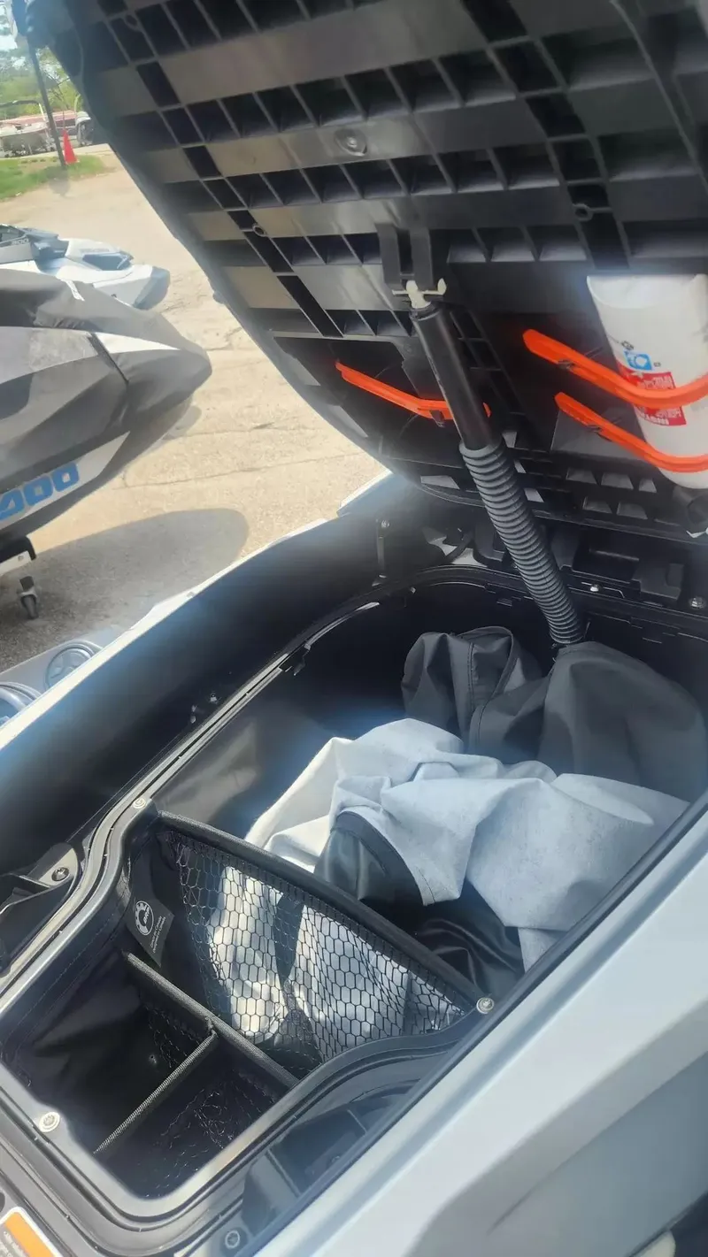 Slide: The Image of Sea-Doo GTX LTD 300 SS 2024 - 6