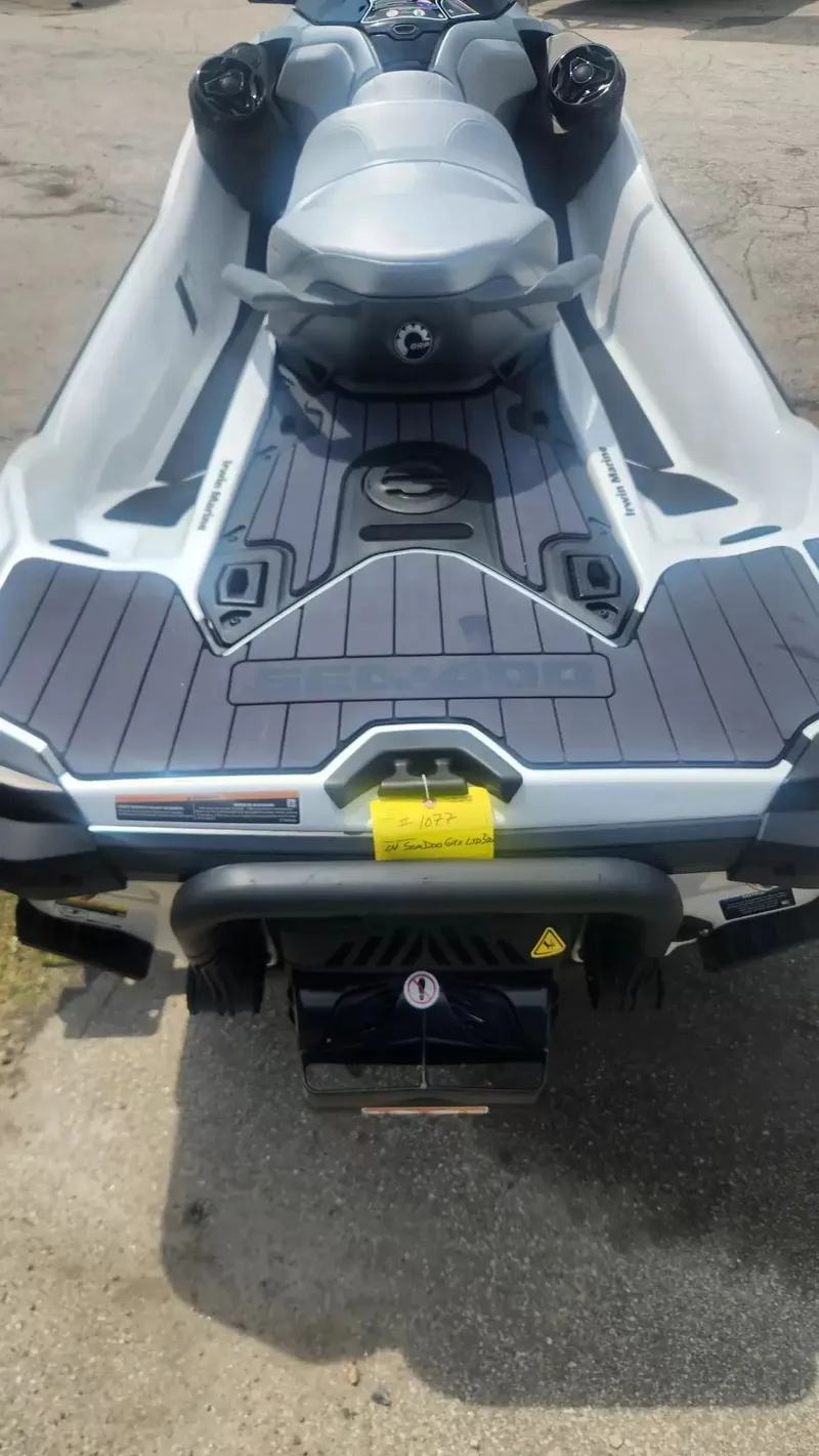 Slide: The Image of Sea-Doo GTX LTD 300 SS 2024 - 8