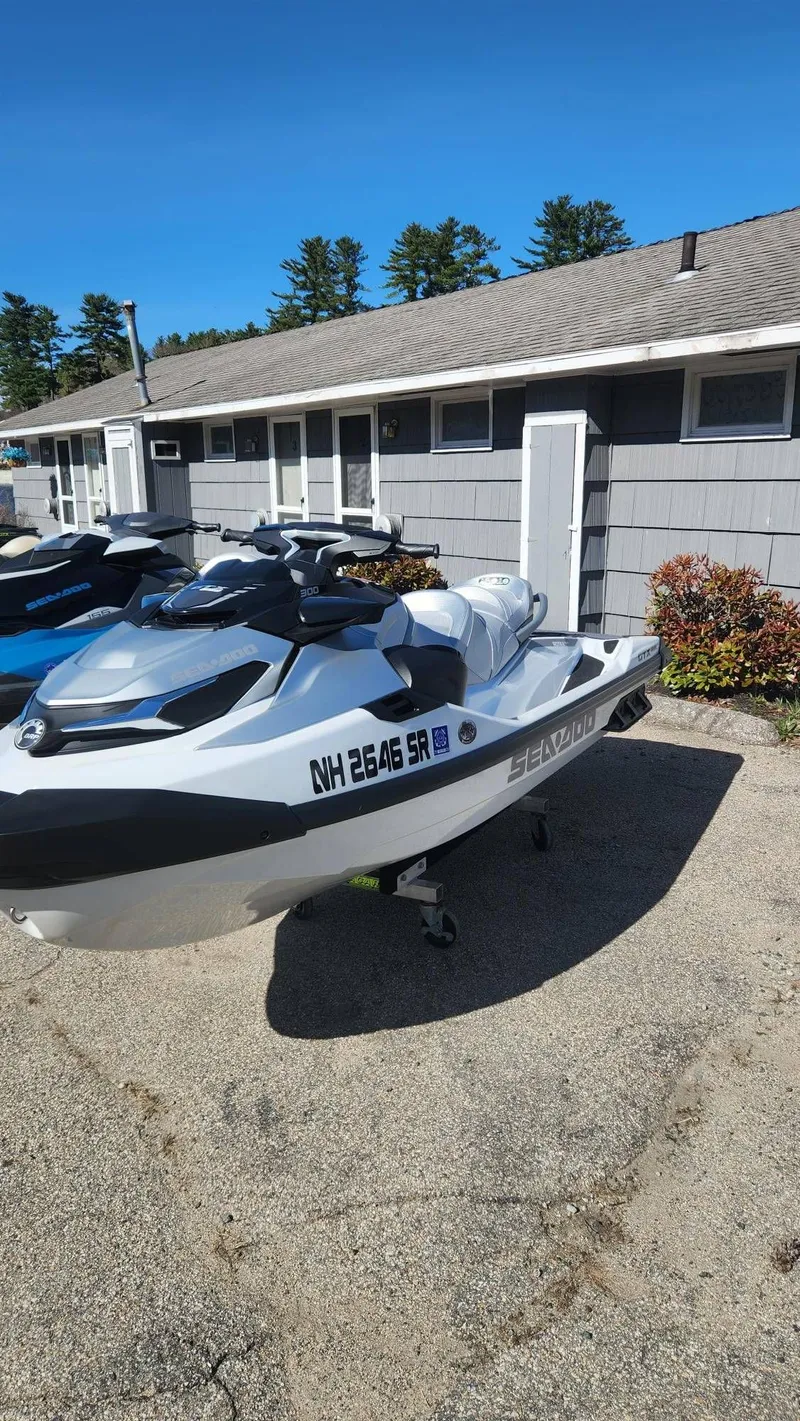 Slide: The Image of Sea-Doo GTX LTD 300 SS 2024 - 3