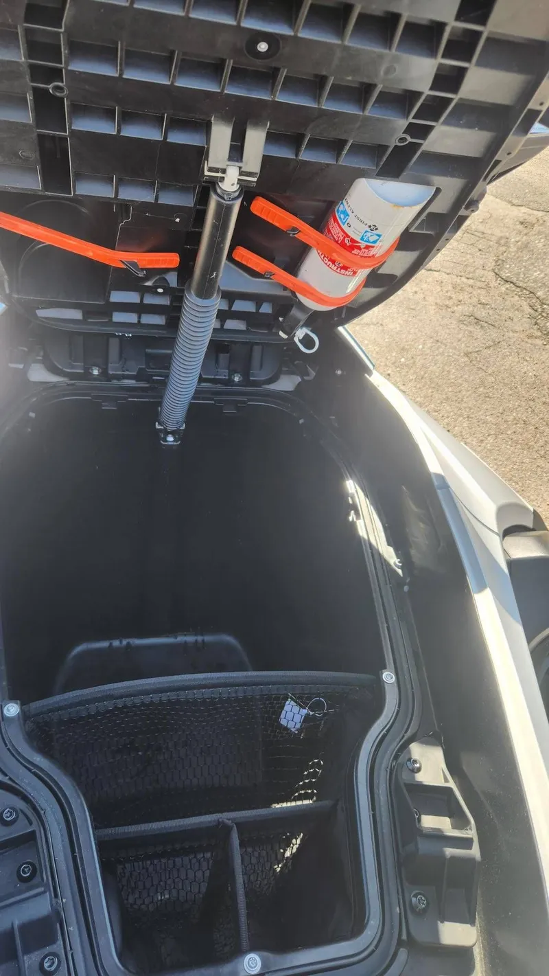 Slide: The Image of Sea-Doo GTX LTD 300 SS 2024 - 7