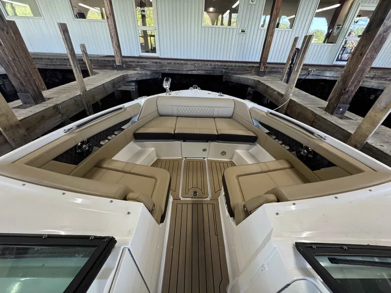 Slide: The Image of Sea Ray 350 SLX 2020 - 10