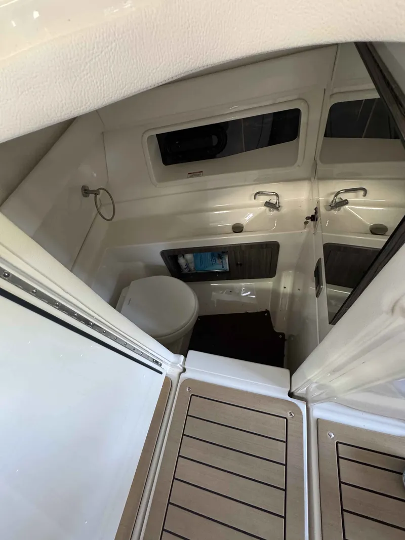 Slide: The Image of Sea Ray 350 SLX 2020 - 11
