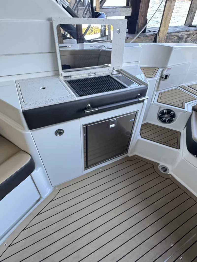 Slide: The Image of Sea Ray 350 SLX 2020 - 12