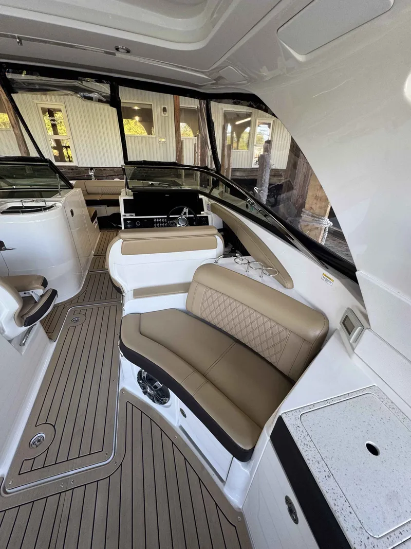 Slide: The Image of Sea Ray 350 SLX 2020 - 7