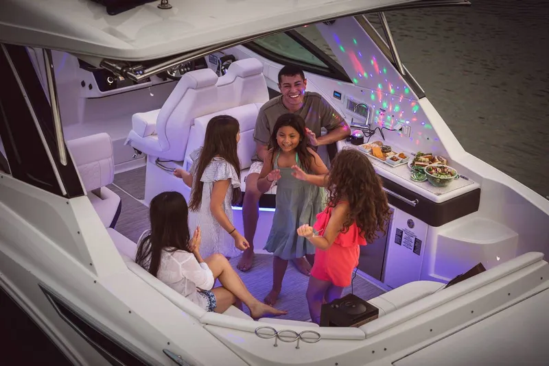 Slide: The Image of Sea Ray Sundancer 320 2025 - 11