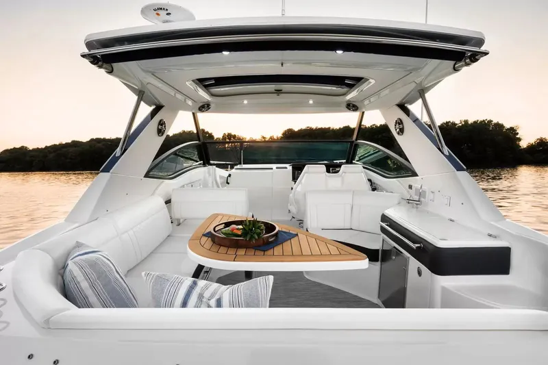 Slide: The Image of Sea Ray Sundancer 320 2025 - 12