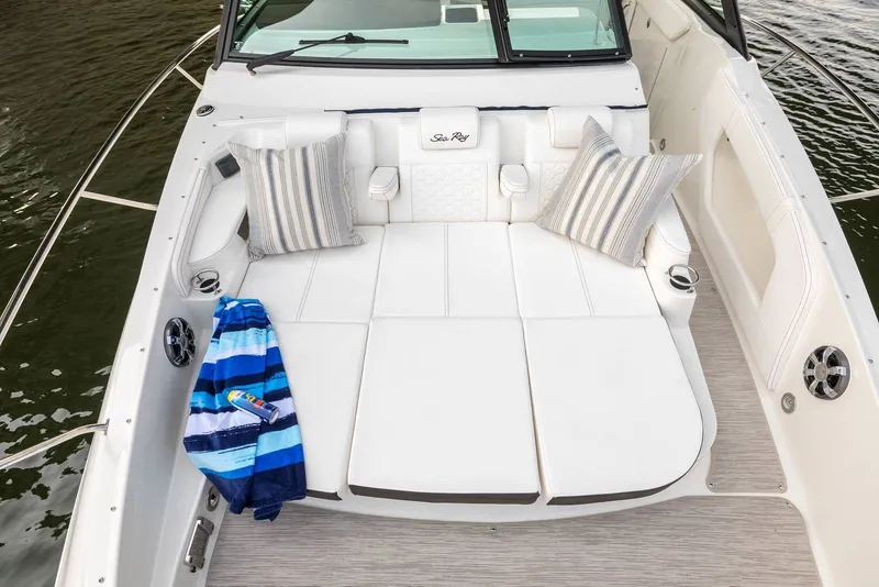 Slide: The Image of Sea Ray Sundancer 320 2025 - 13