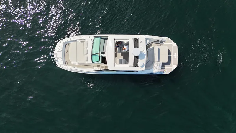Slide: The Image of Sea Ray Sundancer 320 2025 - 6