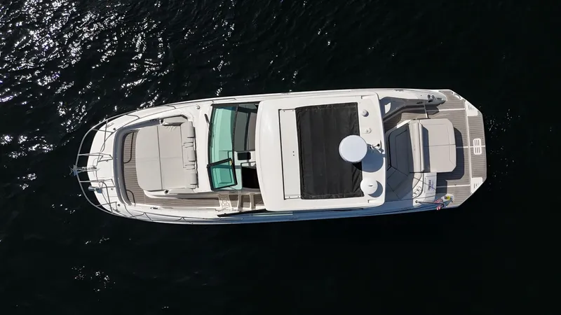 Slide: The Image of Sea Ray Sundancer 320 2025 - 7