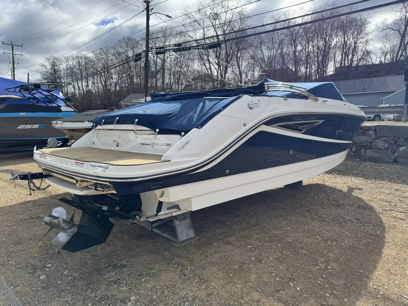 Slide: The Image of Sea Ray 250 SLX 2020 - 2
