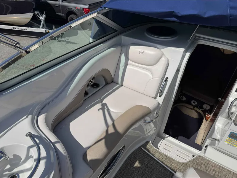 Slide: The Image of Crownline Boats 264CR 2015 - 19