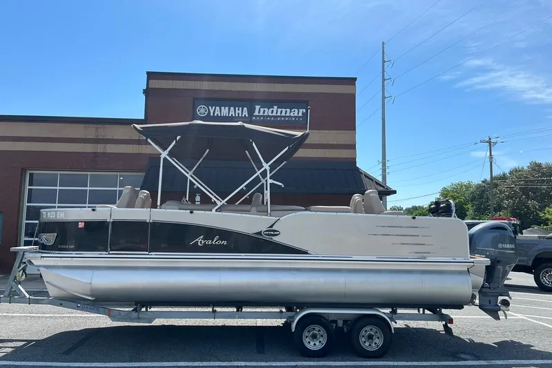 The Image of 2018 Avalon QF-23T pontoon boat in front of Yamaha Indmar building. - 1