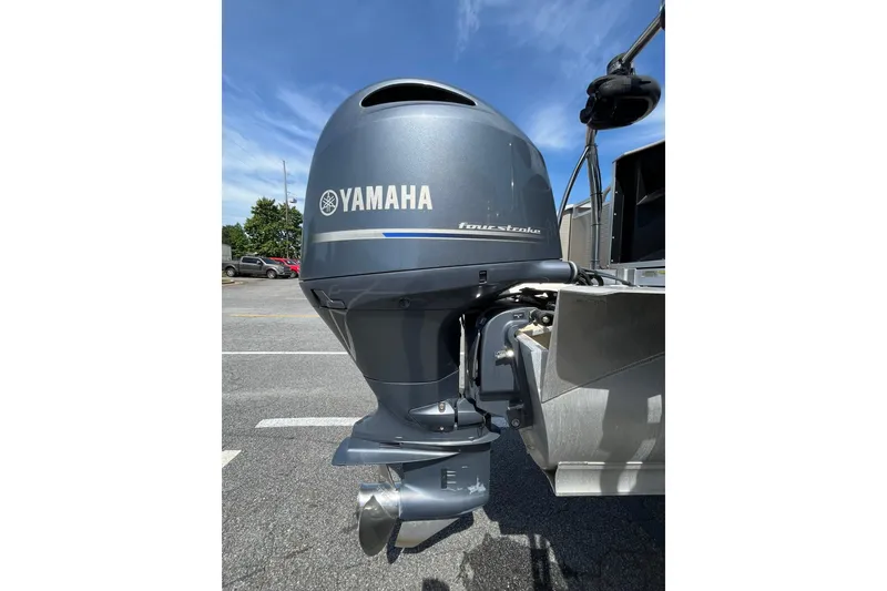Slide: The Image of Yamaha four-stroke outboard motor on Avalon QF-23T, 2018 model. - 17