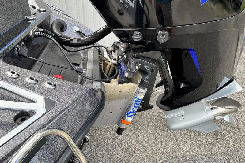 Slide: The Image of 2019 Ranger Z520L boat motor and hydraulic system close-up. - 15