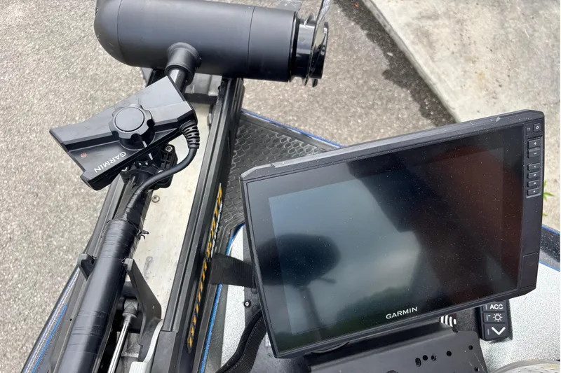 Slide: The Image of 2019 Ranger Z520L boat with Garmin fishfinder and trolling motor setup. - 3