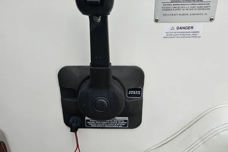 Slide: The Image of Volvo Penta throttle control on 2002 Wellcraft 2600 Martinique boat dashboard. - 16