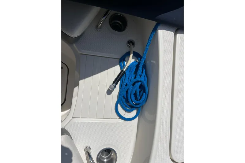 Slide: The Image of Blue rope on deck of 2011 Sea Ray 260 Sundeck boat. - 29