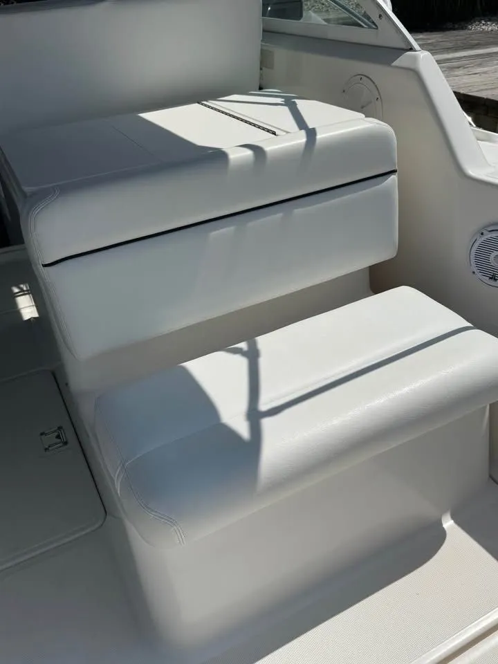 Slide: The Image of White seating on a 1999 Tiara Yachts 2900 Coronet. - 11