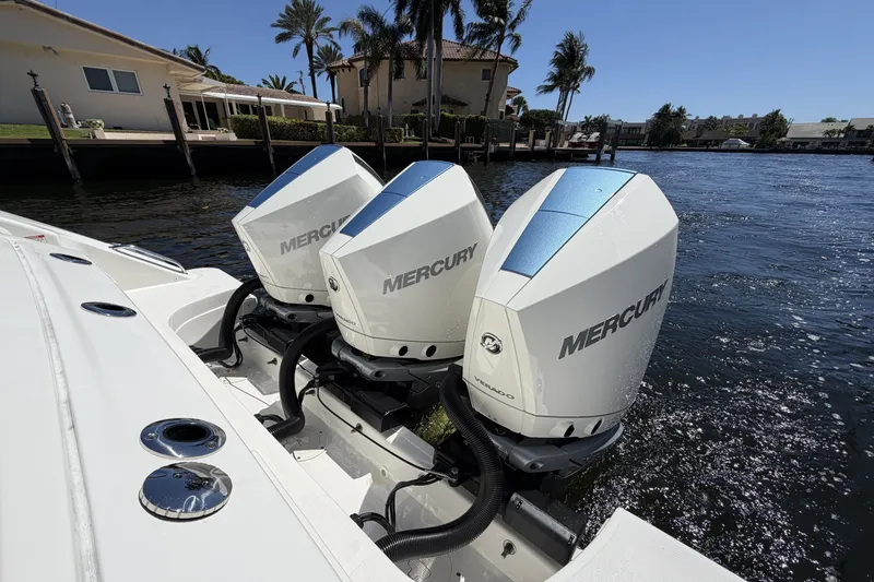Slide: The Image of Boston Whaler 350 Realm 2024 - 24
