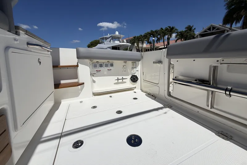 Slide: The Image of Boston Whaler 350 Realm 2024 - 31