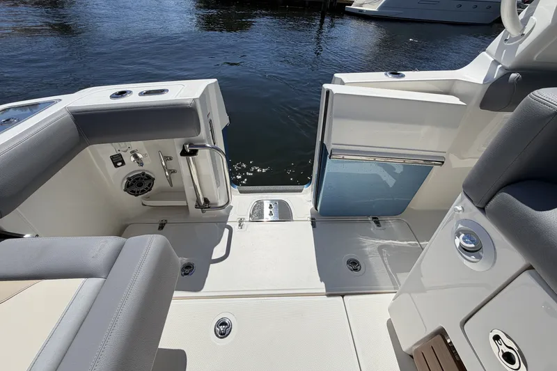 Slide: The Image of Boston Whaler 350 Realm 2024 - 32