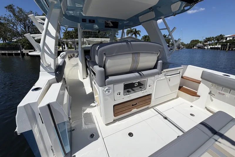Slide: The Image of Boston Whaler 350 Realm 2024 - 34