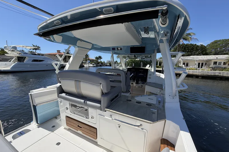 Slide: The Image of Boston Whaler 350 Realm 2024 - 36