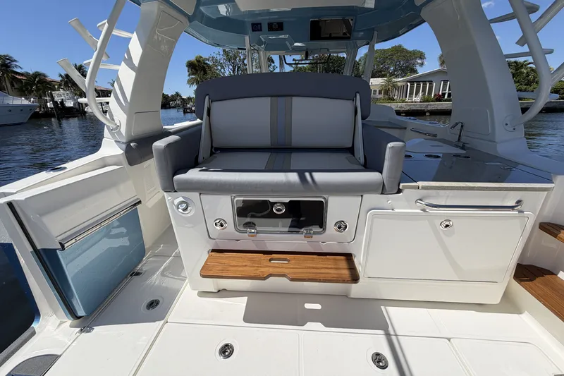 Slide: The Image of Boston Whaler 350 Realm 2024 - 40