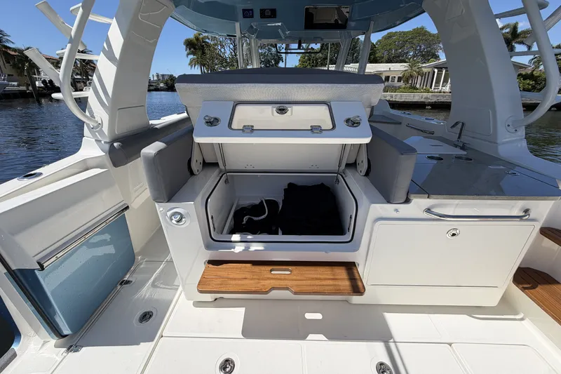 Slide: The Image of Boston Whaler 350 Realm 2024 - 41