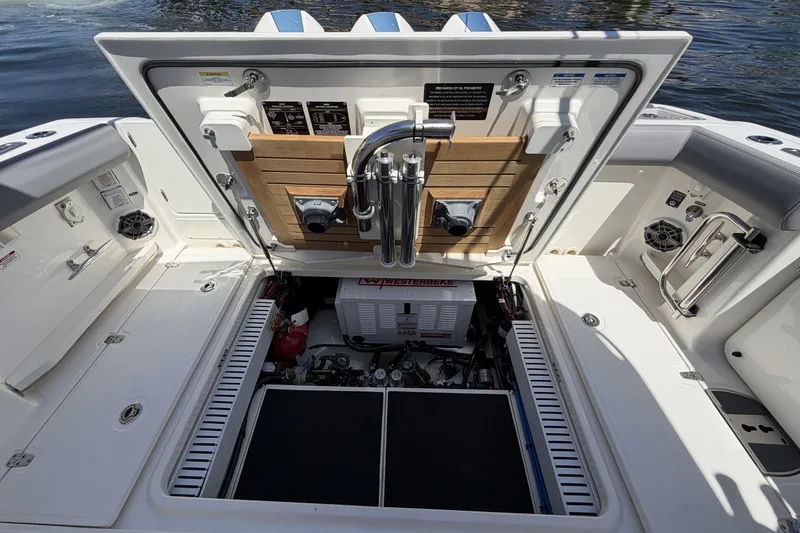 Slide: The Image of Boston Whaler 350 Realm 2024 - 87