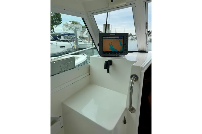Slide: The Image of Interior of 2006 Albin 28 Tournament Express with navigation system. - 28