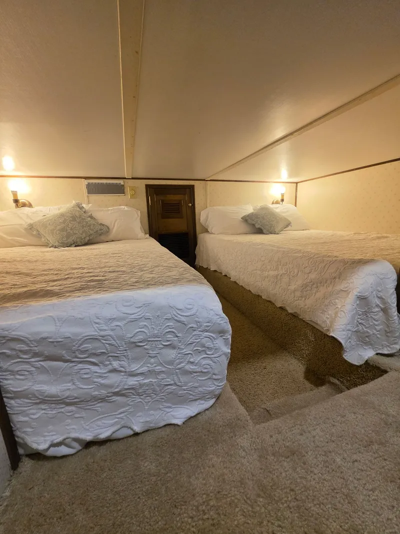 Slide: The Image of Bedroom in Gibson 47 Executive houseboat, year 1994. - 9
