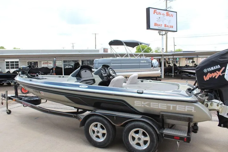 Slide: The Image of 2006 Skeeter SX200 boat with Yamaha engine at Fun-N-Sun Boat Sales dealership. - 10