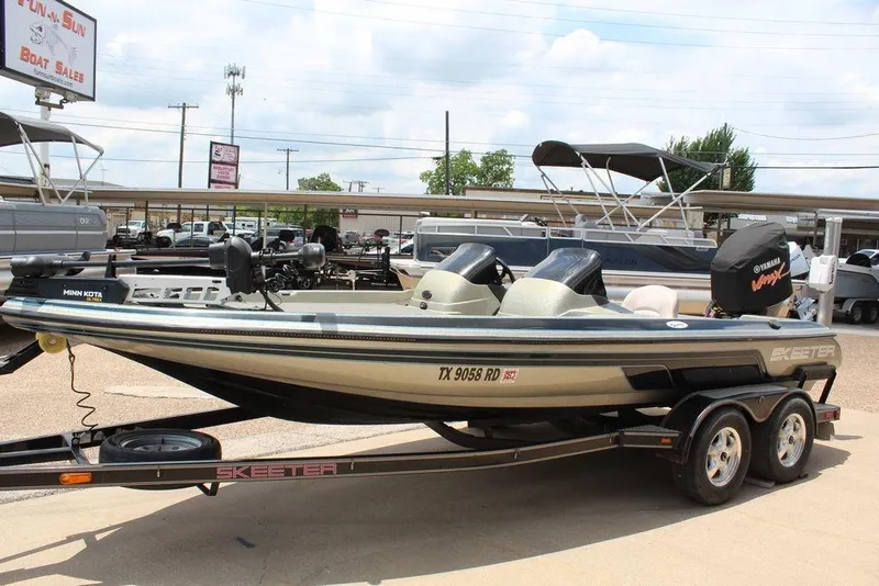 Slide: The Image of 2006 Skeeter SX200 boat on trailer at dealership, featuring Yamaha engine and Minn Kota trolling motor. - 5
